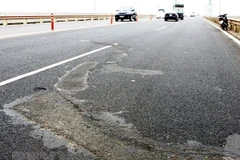 Hư hỏng trên nền mặt cầu Thăng Long vẫn chưa được sửa chữa triệt để. (Ảnh: TTXVN)