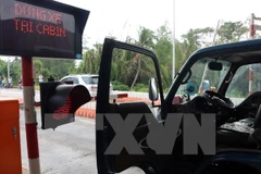 Tài xế bỏ xe ngay tại trạm phản đối việc thu phí tại BOT Sóc Trăng. (Ảnh: Trung Hiếu/TTXVN)