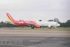 Máy bay hãng hàng không Vietjet bị sự cố nằm giữa đường băng. (Ảnh: Phạm Cường/TXXVN)