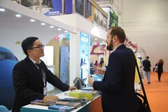 Khách tham quan gian hàng Vietnam Airlines tại hội chợ. (Ảnh: VNA cung cấp)