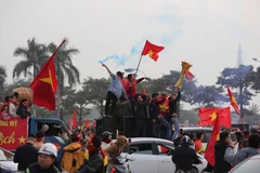 Rất đông cổ động viên đã đổ về sân vận động Mỹ Đình để chuẩn bị cho trận chung kết giữa đội tuyển Việt Nam và Malaysia. (Ảnh: Minh Sơn/Vietnam+)