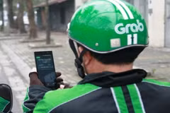 Xử lý nghiêm tài xế GrabBike dùng điện thoại khi đang lái xe 