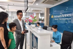 Hành khách đầu tiên trải nghiệm dịch vụ mới in-town check-in tại Hà Nội. (Ảnh: VNA cung cấp) 