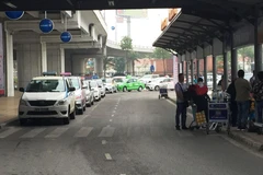 Xe ôtô chỉ tạm dừng vài phút để trả khách sân bay nhưng vẫn phải mua vé sân đỗ ôtô. (Ảnh: Việt Hùng/Vietnam+)