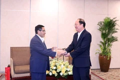 Ông Nguyễn Hồ Hải, Phó Bí thư Thành ủy Thành phố Hồ Chí Minh tiếp đồng chí Hidebrando Cuhuanca Segovia, Bí thư Trung ương Đảng phụ trách đối ngoại của Đảng Cộng sản Peru. (Ảnh: Xuân Khu/TTXVN)