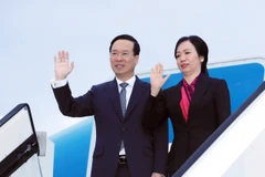 Chủ tịch nước Võ Văn Thưởng và Phu nhân tại Sân bay Quốc tế Fukuoka. (Ảnh: Thống Nhất/TTXVN)