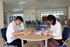 Lưu học sinh Lào ôn bài tại thư viện. (Ảnh minh họa: Hữu Quyết/TTXVN)