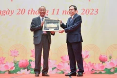 Phó Chủ tịch Thường trực Quốc hội Trần Thanh Mẫn tặng quà lưu niệm Hội Di sản Văn hóa Việt Nam. (Ảnh: TTXVN)