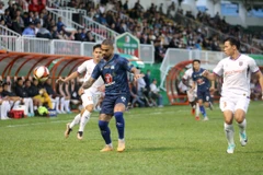 Hoàng Anh Gia Lai (áo xanh) tiếp tục chuỗi trận bết bát ở V-League mùa này. (Ảnh: Quang Thái/TTXVN)