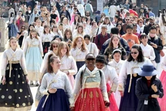 Người nước ngoài mặc hanbok, trang phục truyền thống của Hàn Quốc. (Nguồn: Yonhap)