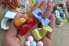 Các mẫu kẹo lạ không rõ nguồn gốc.