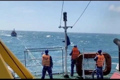 Tàu Cảnh sát Biển 6008 lai dắt tàu cá gặp nạn về đảo Phú Quý (Bình Thuận). (Ảnh: TTXVN phát)