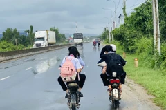 Học sinh không đội mũ bảo hiểm khi tham gia giao thông.