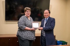 Ông Lê Tiến Châu, Ủy viên Trung ương Đảng, Bí thư Thành ủy thành phố Hải Phòng và bà Bethaan Rooney, Giám đốc Cảng vụ New York và New Jersey. (Ảnh: Quang Huy/TTXVN)