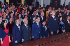 Ông Lê Hoài Trung, Bí thư Trung ương Đảng, Trưởng Ban Đối ngoại Trung ương với các đại biểu dự buổi Lễ kỷ niệm 50 năm thiết lập quan hệ ngoại giao Việt Nam-Pháp. (Ảnh: An Đăng/TTXVN)