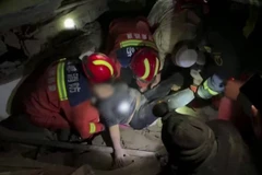 Lực lượng cứu hộ chuyển nạn nhân khỏi đống đổ nát sau trận động đất ở tỉnh Cam Túc, Tây Bắc Trung Quốc ngày 19/12/2023. (Ảnh: CCTV/TTXVN)