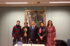 Đại sứ Dương Hải Hưng chụp ảnh với bà Zamboni Silva, Phó Chủ tịch hội đồng Vùng Emilia-Romagna. (Ảnh: Thanh Hải/TTXVN)