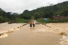 Di dời dân ra khỏi vùng nguy hiểm tại xã Hướng Lập (Hướng Hóa, Quảng Trị). (Ảnh: TTXVN phát)