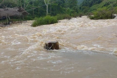 Cầu tràn thông Trăng Tà Puồng, xã Hướng Lập (Hướng Hóa, Quảng Trị) bị ngập trên 0,5m. (Ảnh: TTXVN phát)
