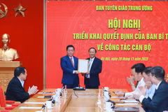 Trưởng ban Tuyên giáo Trung ương Nguyễn Trọng Nghĩa trao quyết định bổ nhiệm cho ông Phạm Ngọc Phương. (Ảnh: Phương Hoa/TTXVN)