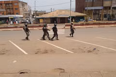 Hình ảnh lực lượng an ninh Cameroon trên đường phố Bamenda, tháng 2/2021. (Nguồn: Jeune Afrique)