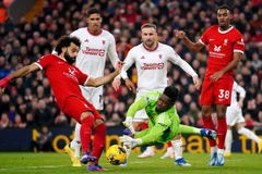 Liverpool (áo đỏ) bất lực trước Manchester United ở trận derby nước Anh. (Nguồn: Getty Images)