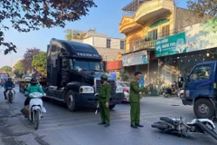 Hiện trường vụ việc tài xế xe container chống người thi hành công vụ. (Nguồn: Báo Giao thông)