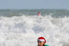 Ông già Noel lướt sóng gây quỹ từ thiện