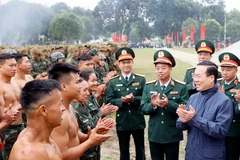 Chủ tịch nước Võ Văn Thưởng thăm hỏi, động viên bộ đội đặc công tại thao trường huấn luyện. (Ảnh: Thống Nhất/TTXVN)