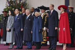 Tổng thống Hàn Quốc Yoon Suk Yeol đã được Vua Charles III và đội quân danh dự hoàng gia chào đón khi ông bắt đầu chuyến thăm cấp nhà nước tới Vương quốc Anh. (Nguồn: AP)