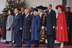 Tổng thống Hàn Quốc Yoon Suk Yeol đã được Vua Charles III và đội quân danh dự hoàng gia chào đón khi ông bắt đầu chuyến thăm cấp nhà nước tới Vương quốc Anh. (Nguồn: AP)