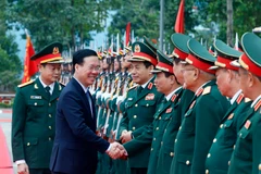 Chủ tịch nước Võ Văn Thưởng với lãnh đạo Bộ Quốc phòng, lãnh đạo Tổng cục II và các sỹ quan chỉ huy Lữ đoàn K3. (Ảnh: Thống Nhất/TTXVN)