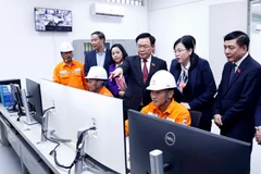 Chủ tịch Quốc hội Vương Đình Huệ thăm hỏi cán bộ, công nhân khu điều hành của Trạm biến áp 110 kV Định Hóa. (Ảnh: An Đăng/TTXVN)