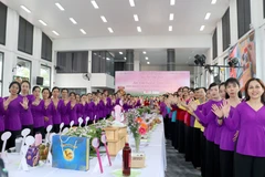 Đại biểu tham gia hội thi chào mừng xác lập thành công kỷ lục Việt Nam với 100 món ăn chế biến từ khoai lang. (Ảnh: Lê Thúy Hằng/TTXVN)