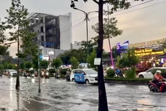 Đường Nguyễn Thị Thập (quận 7) ngập sâu vào cuối giờ chiều 29/10. (Ảnh: Hồng Giang/TTXVN)