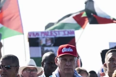 Chủ tịch Cuba Miguel Díaz-Canel dẫn đầu đoàn người đi dọc đoạn đê biển lịch sử Malecon ở La Habana. (Ảnh: TTXVN phát)