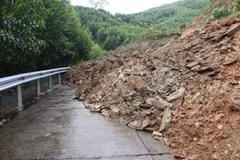 Sạt lở đất đá trên tỉnh lộ 624 tại khu vực đèo Eo Chim, xã Thanh An, huyện Minh Long. (Ảnh: TTXVN phát)