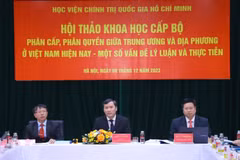 Giáo sư-Tiến sỹ Lê Văn Lợi, Phó Giám đốc Học viện Chính trị quốc gia Hồ Chí Minh chủ trì hội thảo. (Ảnh: Văn Điệp/TTXVN)