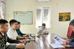 Lực lượng chức năng làm việc với 1 đối tượng (bìa phải ảnh) xúi giục, kích động người dân. (Nguồn: Báo Người Lao động)