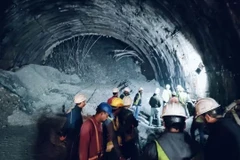 Nỗ lực giải cứu các công nhân mắc kẹt. (Nguồn: Indian Express)