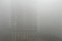 Thủ đô Hà Nội xuất hiện sương mù dày vào sáng sớm 7/12. (Ảnh: Vietnam+)