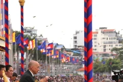 Lễ hội đua thuyền, thả đèn nước và cúng trăng, đút cốm dẹp năm 2023 của người dân Campuchia chính thức Khai mạc vào chiều chiều 26/11 dưới dự chủ trì của Quốc vương Norodom Sihamoni. (Ảnh: Hoàng Minh/TTXVN)