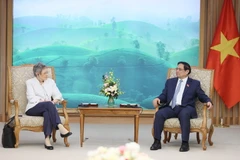 Thủ tướng Phạm Minh Chính tiếp Giáo sư Francoise Barré-Sinoussi. (Ảnh: Dương Giang/TTXVN)