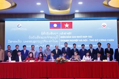 Ký biên bản ghi nhớ hợp tác giữa các doanh nghiệp Hà Nội và Vientiane tại Hội nghị. (Ảnh: Phạm Kiên/TTXVN)