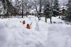 Tuyết ngập ngang người ở khu nghỉ dưỡng Zermatt.(Nguồn: EPA)