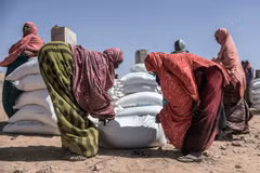 Người dân Ethiopia nhận lương thực viện trợ tại trại tị nạn Farburo ở Gode, Đông Nam Ethiopia ngày 27/1. (Nguồn: AFP/TTXVN)