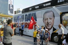 Ảnh vận động tranh cử của Tổng thống Recep Tayyip Erdogan trên một đường phố ở Ankara. (Ảnh: THX/TTXVN)