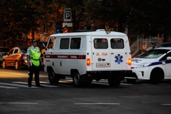 Cảnh sát phong tỏa tại hiện trường vụ nổ sát hại Lãnh đạo CH Donestk tự xưng Alexander Zakharchenko ở Donetsk, miền đông Ukraine ngày 31/8. (Ảnh: AFP/TTXVN)