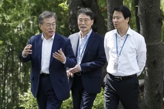 Tổng thống Hàn Quốc Moon Jae-in (trái) thảo luận với Chánh Văn phòng Phủ Tổng thống Im Jong-seok (phải) và Cố vấn chính sách an ninh Jang Ha-sung tại phủ Tổng thống ở Seoul ngày 25/4. (Nguồn: EPA-EFE/TTXVN)