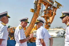 Đô đốc Sunil Lanba, Tham mưu trưởng Hải quân, và Phó Đô đốc Girish Luthra trong buổi ra mắt hệ thống cứu hộ tàu ngầm, tại Xưởng đóng tàu hải quân Mumbai. (Nguồn: PTI)